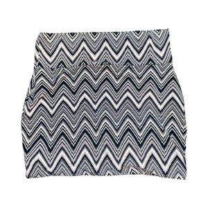 Sz.XL*Lily Rose*Black/Gray/White Chevron-Print Mini Skirt
